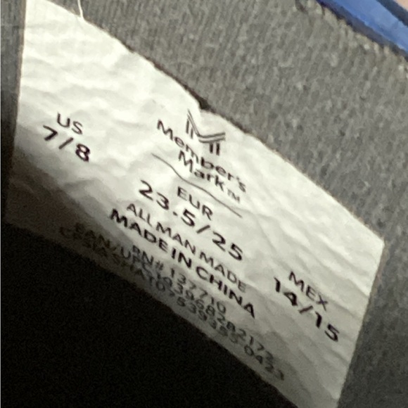 Adorable size 7/8 Member’s Mark shark rain boots. Used condition. - Picture 2 of 6